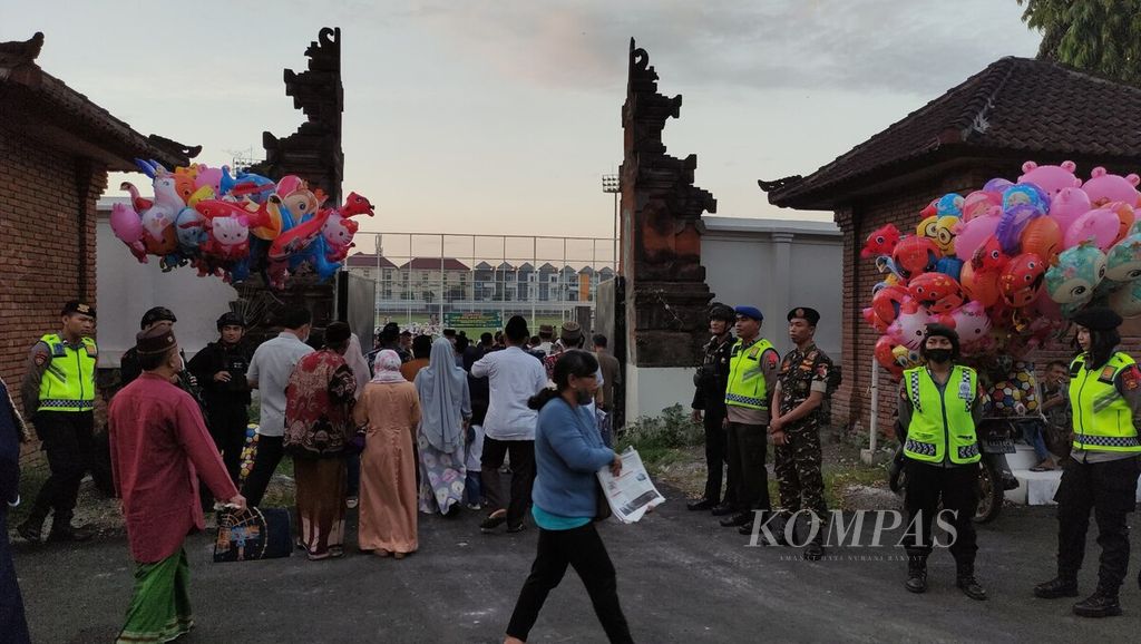 Umat Islam di Kota Denpasar mengikuti shalat Idul Fitri 1 Syawal 1444 Hijriah, yang salah satu lokasinya di Lapangan Kompyang Sujana, Kota Denpasar, Sabtu (22/4/2023). 