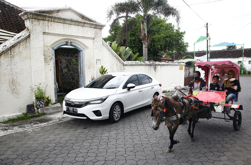 All New Honda City Sedan melintas di sudut Kota Solo, Jawa Tengah, Sabtu (18/12/2021).