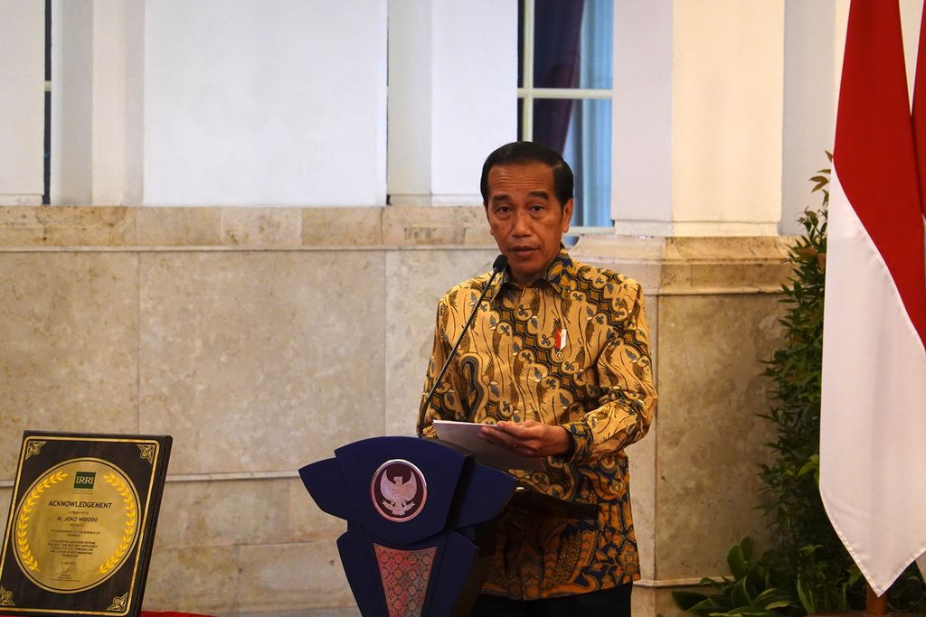Presiden Joko Widodo ketika memberikan sambutan pada acara penyerahan penghargaan dari Institut Penelitian Padi Internasional (IRRI) kepada pemerintah Republik Indonesia yang digelar di Istana Negara Jakarta, pada Minggu (12/8/2022)