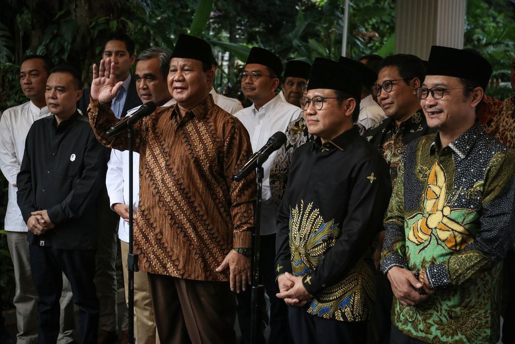 Ketua Umum Partai Gerindra Prabowo Subianto (tengah) melambaikan tangan ke arah wartawan saat menyampaikan keterangan pers bersama Ketua Umum Partai Kebangkitan Bangsa Muhaimin Iskandar (kedua dari kanan) di Jalan Kertanegara, Kebayoran Baru, Jakarta Selatan, Senin (10/4/2023).