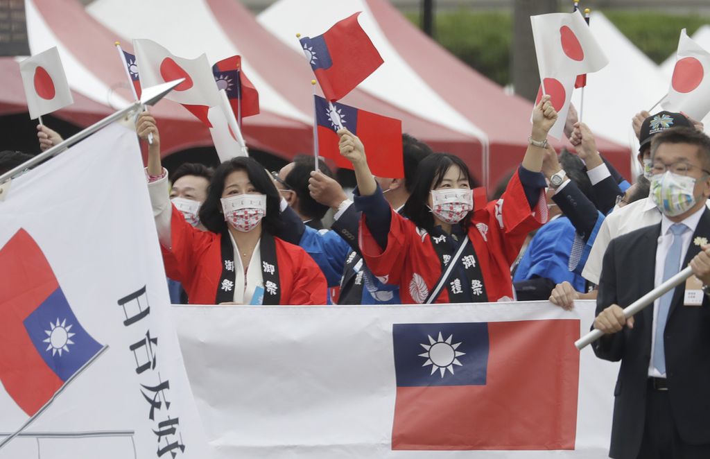 Anggota parlemen Jepang menghadiri peringatan Hari Nasional di depan Gedung Kepresidenan di Taipei, Taiwan, Senin (10/10/2022). 