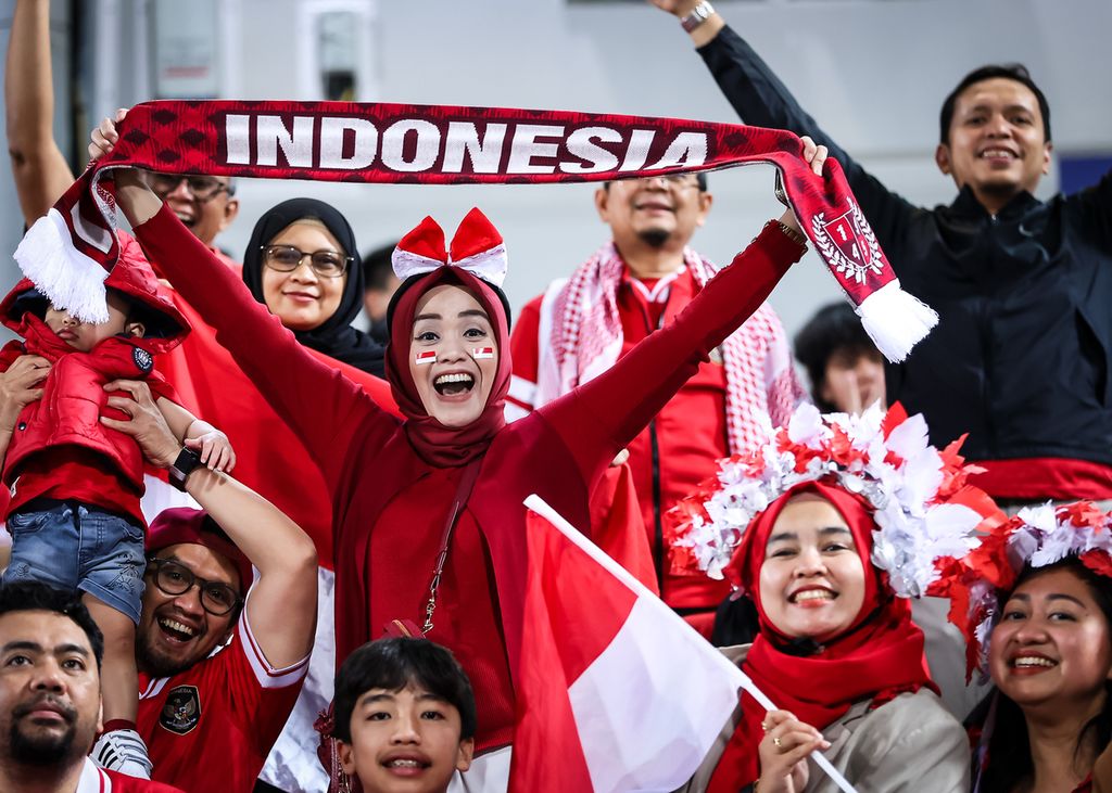 Suporter Indonesia memberi dukungan saat Indonesia melawan Korea Selatan pada pertandingan perempat final Piala Asia U-23 2024 di Stadion Abdullah bin Khalifa, Doha, Qatar, Jumat (26/4/2024) dini hari WIB. 