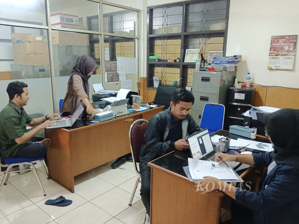 Proses mengurus pindah memilih di kantor Komisi Pemilihan Umum Kota Bandung, Jawa Barat, Selasa (6/2/2024). Batas waktu akhir bagi warga untuk mengurus pindah memilih pada Rabu (7/2/2024).