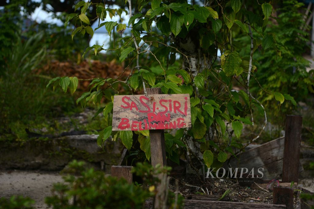 Salah satu papan penanda sasi pada tanaman sirih di Kampung Yensner, Teluk Mayalibit, Raja Ampat, Papua Barat, Kamis (3/6/2021). 