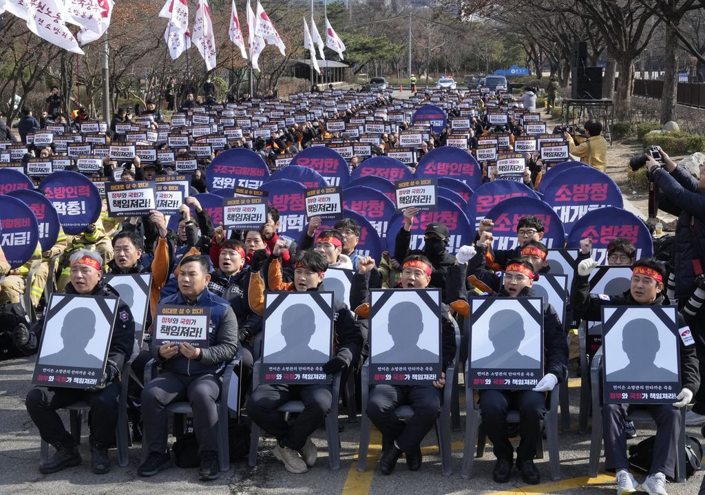 Demonstrasi ribuan petugas pemadam kebakaran Korea Selatan di depan Gedung Parlemen Nasional di Seoul, Korsel, Senin (26/2/2024). 