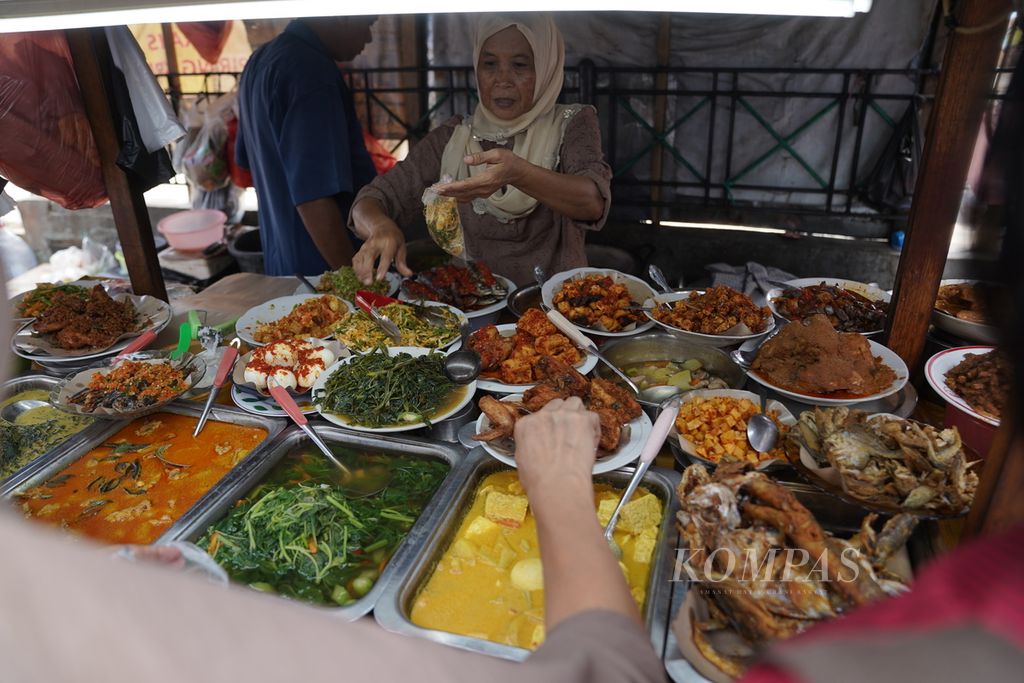 Penjual makanan melayani pembeli di Tanah Abang, Jakarta Pusat, Selasa (2/1/2024). 