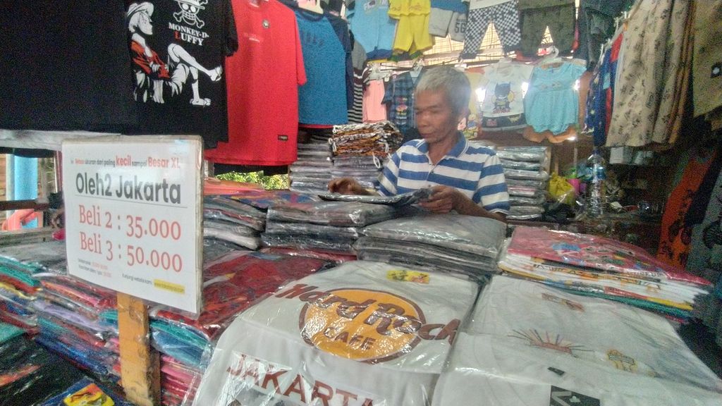 Sahrial (58), pedagang pakaian, tengah merapikan dagangannya di Lokbin PKL Taman Kota Intan, Jakarta Barat, Senin (12/12/2022). Dari hasil berjualan pakaian anak ataupun dewasa, omzet Sahrial ketika ramai pengunjung pada hari libur bisa mencapai Rp 600.000.