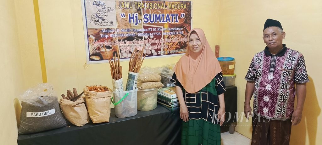 Sumiati dan suaminya, Imam Suhairi, setia menggunakan bahan baku lokal dari petani di Pamekasan, Madura, untuk membuat jamu racikan mereka. Foto diambil pada Sabtu (23/3/2024).