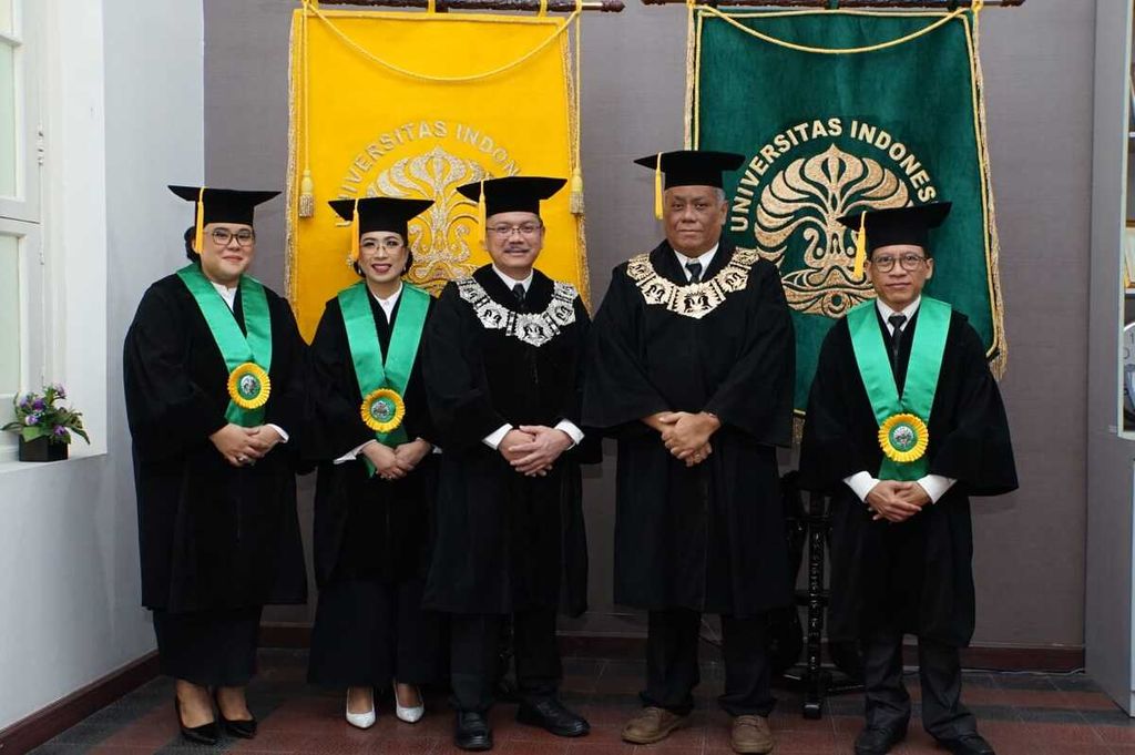 Prof dr Diantha Soemantri, MMedEd (kiri); Prof Dr Melva Louisa, SSi, MBiomed, PhD (kedua dari kiri); Prof Dr dr Theddeus OH Prasetyono, SpBPRE, SubspT(K) (kanan) berfoto bersama Dekan Fakultas Kedokteran Universitas Indonesia Ari Fahrial (tengah) dan Rektor UI Ari Kuncoro setelah pengukuhan mereka sebagai guru besar tetap dalam sidang terbuka di Aula Imeri FKUI, Jakarta, Sabtu (7/10/2023).