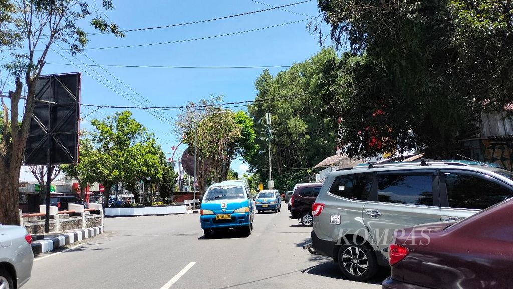 Arus lalu lintas di Jalan Ikhlas di sekitar Gunung Tidar, Kota Magelang, Jawa Tengah, terlihat, Jumat (10/3/2023).