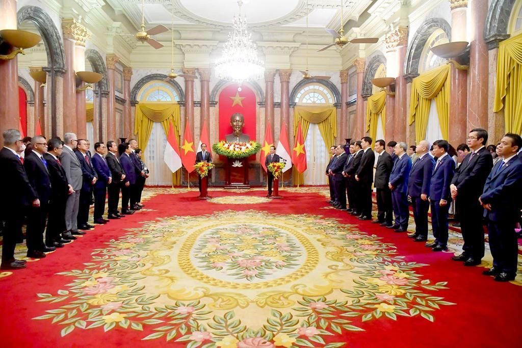 Presiden Joko Widodo disambut upacara kenegaraan di Istana Presiden, Hanoi, Vietnam, pada Jumat, 12 Januari 2024. Setibanya di halaman istana, Presiden Jokowi disambut langsung oleh Presiden Vietnam Võ Văn Thưởng.