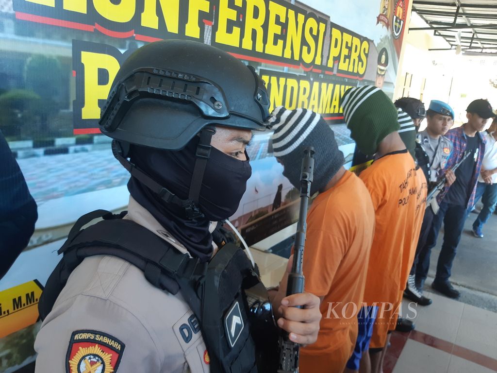 Petugas mengawal sejumlah tersangka kasus kekerasan terhadap polisi dan kasus pencurian minimarket dalam konferensi pers di Kepolisian Resor Indramayu, Jawa Barat, Jumat (12/5/2023). 