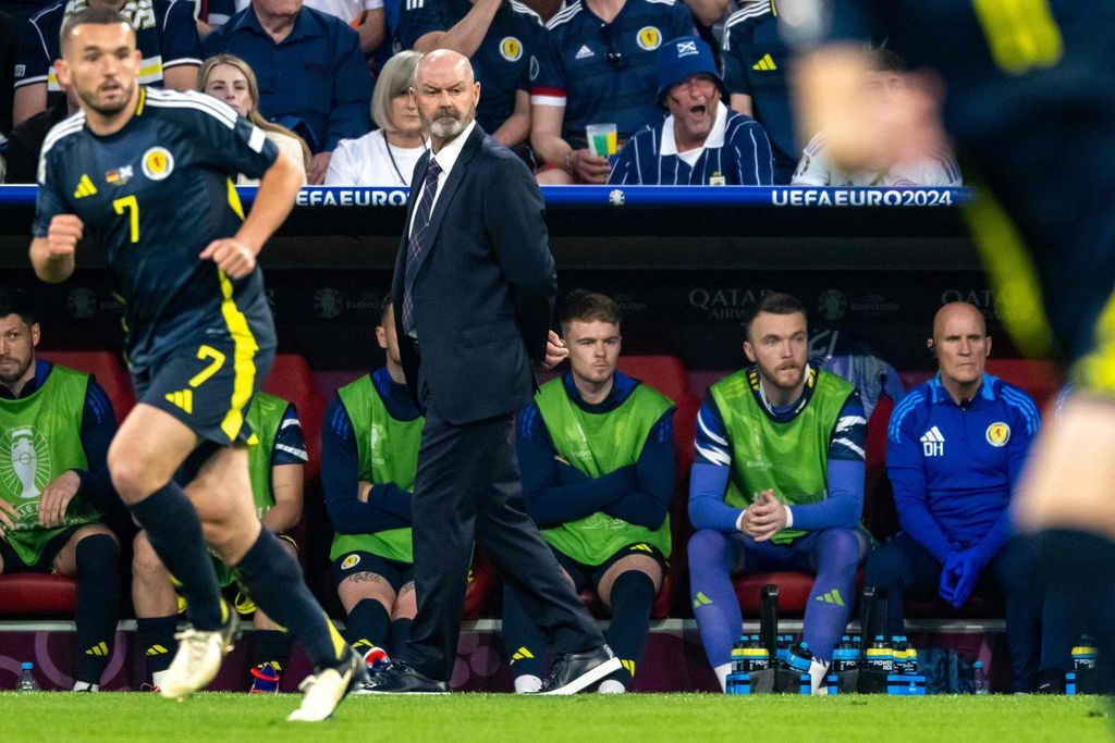 Pelatih Skotlandia Steve Clarke menyaksikan pertandingan sepak bola Grup A UEFA Euro 2024 antara Jerman dan Skotlandia di Munich Football Arena di Muenchen, Jerman, 14 Juni 2024.