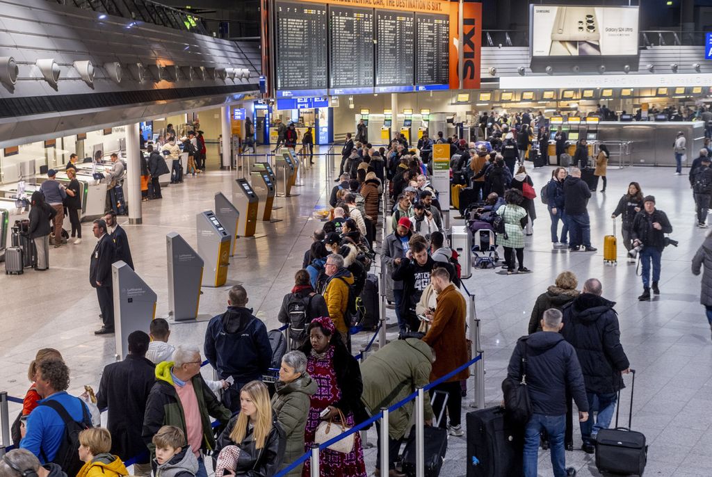 Para penumpang mengantre untuk mendaftar naik penerbangan pengganti di Bandar Udara Frankfurt, Jerman, 1 Februari 2024. 