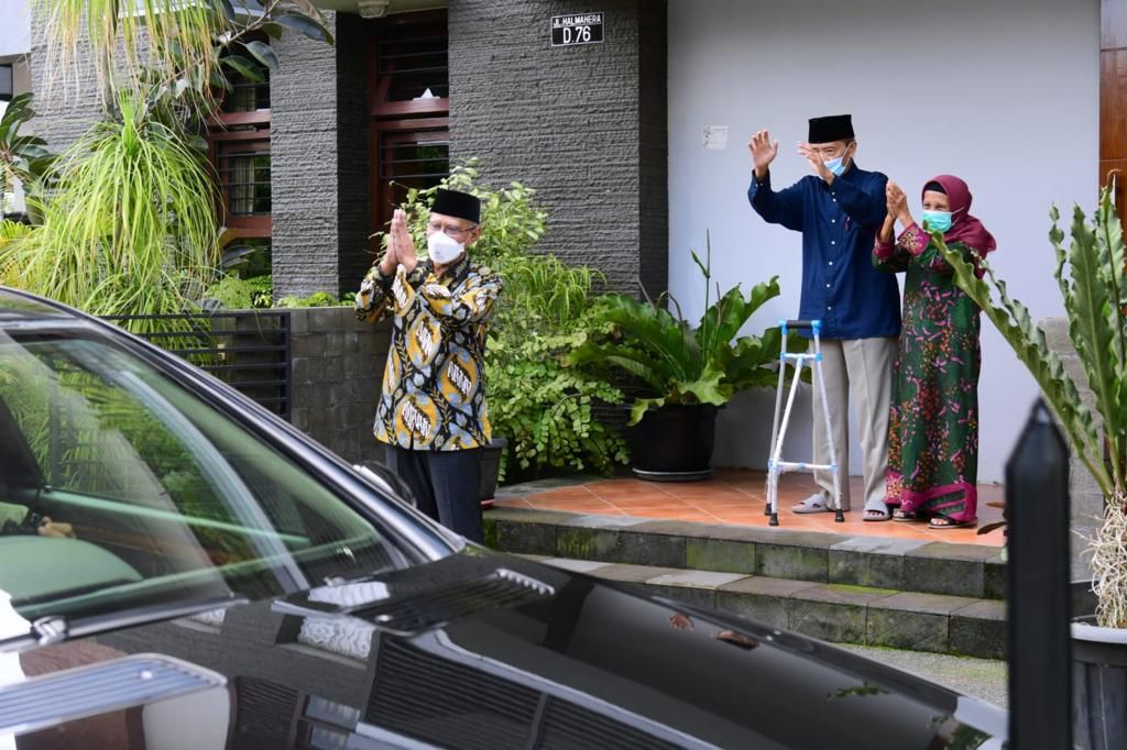 Presiden Joko Widodo menjenguk mantan Ketua Umum PP Muhammadiyah Ahmad Syafii Maarif di kediamannya di Kabupaten Sleman, Daerah Istimewa Yogyakarta, Sabtu, 26 Maret 2022.