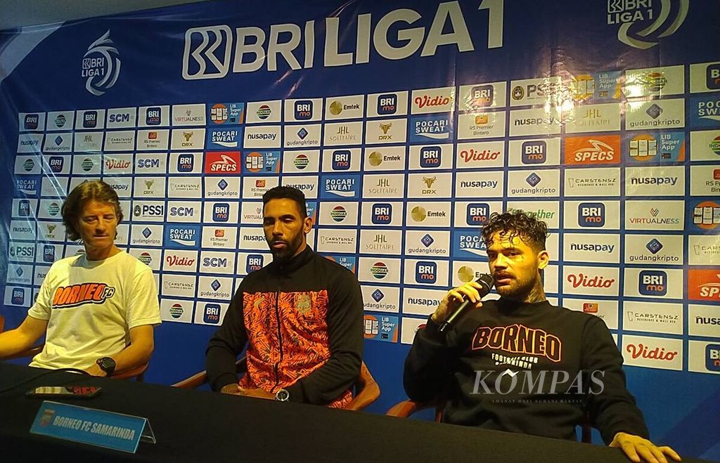 Peman Borneo FC, Diego Michiels (kanan), dalam jumpa pers di Kuta, Badung, Senin (29/4/2024), bersama Pelatih Borneo FC Pieter Huistra (kiri) dan asisten pelatih Borneo FC, Demerson Bruno Costa (tengah).