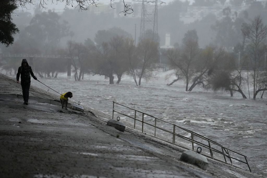Arus deras mengalir di sungai Los Angeles, Negara Bagian California, Amerika Serikat, Minggu (4/2/2024). Cuaca ekstrem berupa hujan sangat deras melanda Los Angeles. 