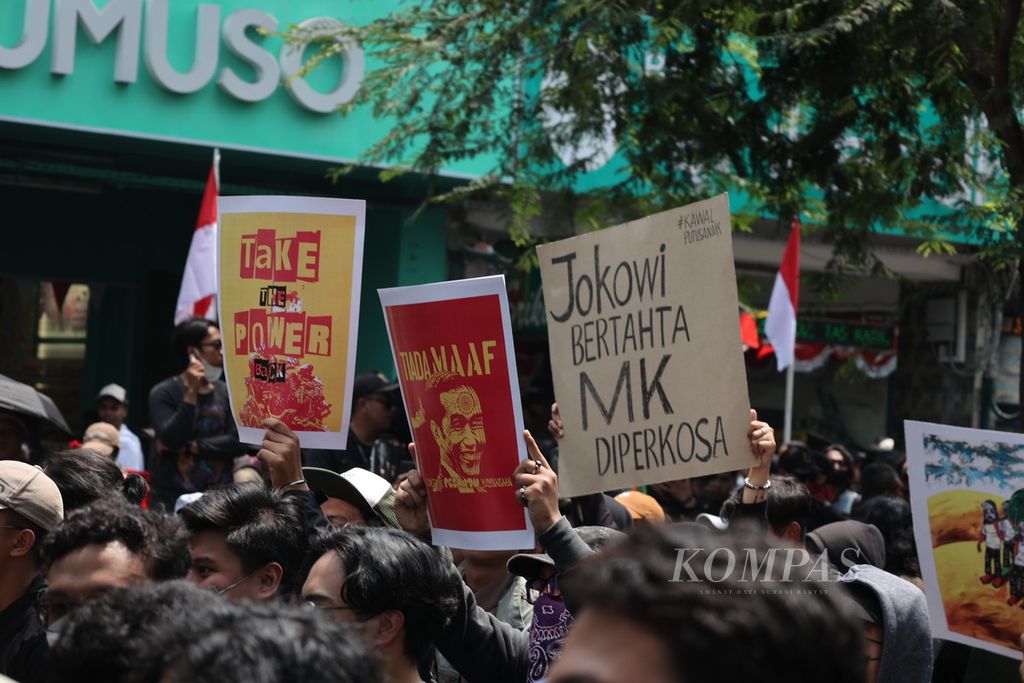 Pengunjuk rasa dari sejumlah elemen menggelar aksi demonstrasi di Jalan Malioboro, Yogyakarta, Kamis (22/8/2024). 