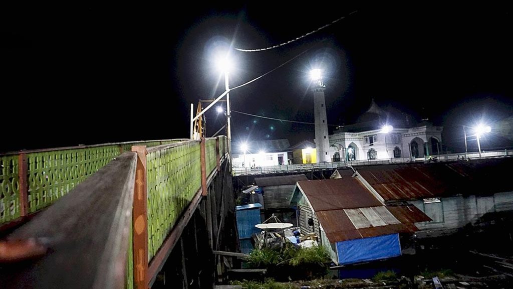 Lampu-lampu menyala berkat pembangkit listrik tenaga surya di Desa Muara Enggelam, Kecamatan Muara Wis, Kutai Kartanegara, Kalimantan Timur, Sabtu (23/11/2019). Kebutuhan listrik warga sebelumnya dipenuhi melalui genset komunal.