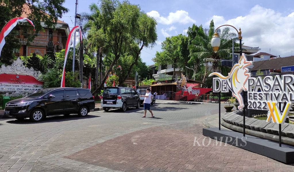 Pemkot Denpasar kembali menggelar Denpasar Festival, Persiapan menjelang pelaksanaan Denpasar Festival 2022 terus dilangsungkan. Di kawasan sekitar Kantor Wali Kota Denpasar dan patung Catur Muka, Kota Denpasar, sudah didirikan panggung dan tempat stan UMKM, Selasa (20/12/2022).