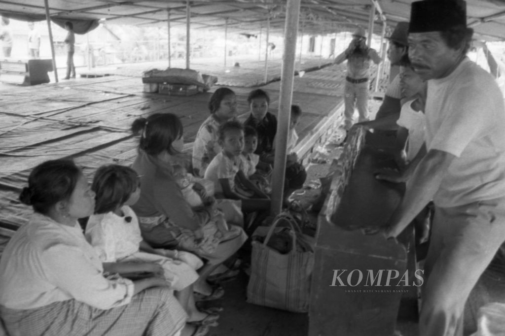 Penduduk Pulau Gunung Api di Banda Neira, Maluku, yang menjadi korban erupsi gunung Api 1988 diungsikan ke Ambon dengan kapal KRI Teluk Tomini, 24 Juni 1988.
