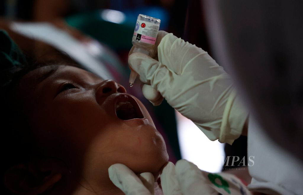 Petugas meneteskan dosis vaksin polio pada salah satu anak di Posyandu Mekarsari, Kampung Tambakrejo, Kota Semarang, Jawa Tengah, Senin (15/1/2024).