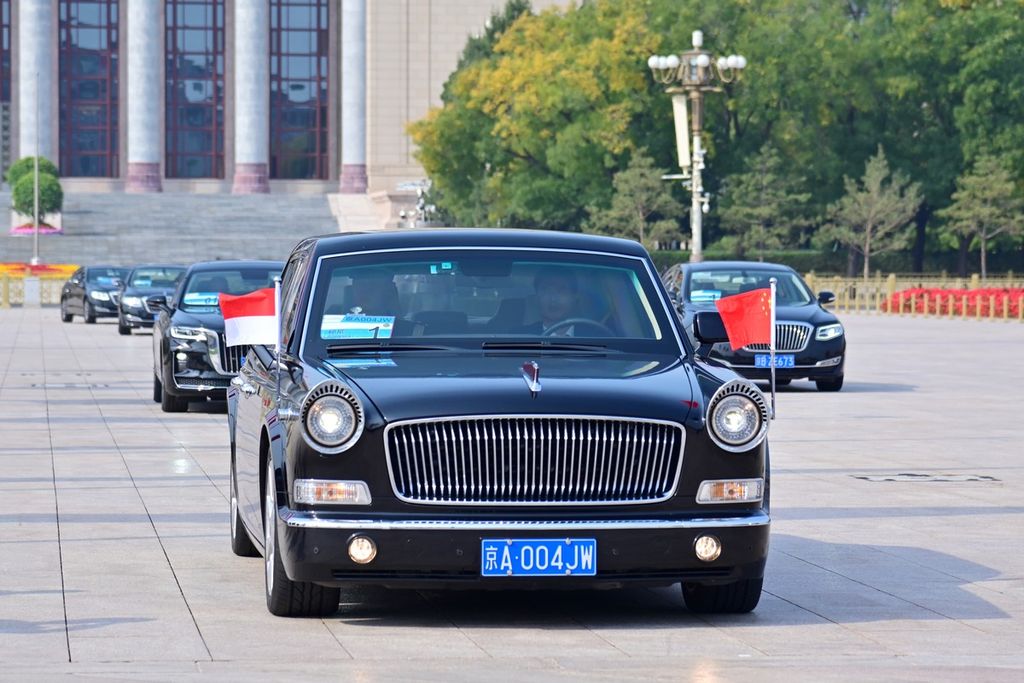 Iring-iringan mobil kepresidenan yang ditumpangi Presiden Joko Widodo dalam kunjungan resminya di Beijing, Republik Rakyat China, Selasa (17/10/2023). 