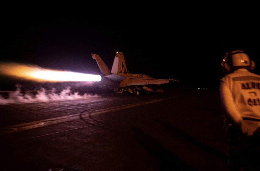 Jet tempur F-18 Amerika Serikat lepas landas dari geladak kapal induk USS Dwight Eisenhower, Sabtu (3/2/2024). Jet tempur itu bagian dari perangkat serbu AS dan sekutunya ke Yaman pada Sabtu malam.