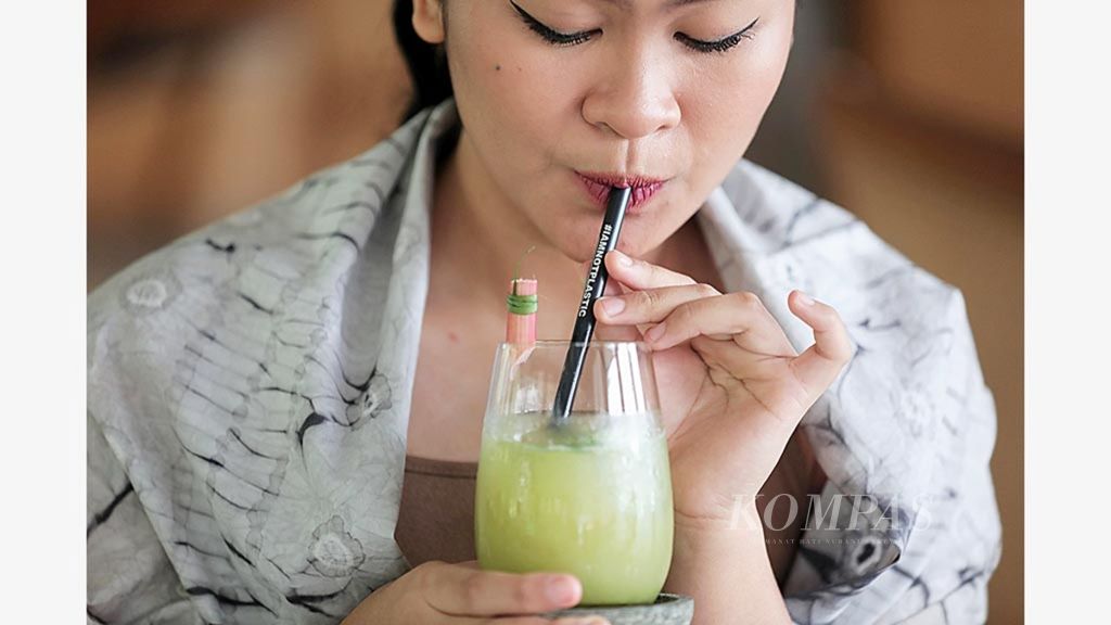 Konsumen menggunakan sedotan berbahan baku jagung sebagai upaya penganti sedotan plastik di rumah makan sekitar Kemang, Jakarta Selatan, beberapa waktu lalu.