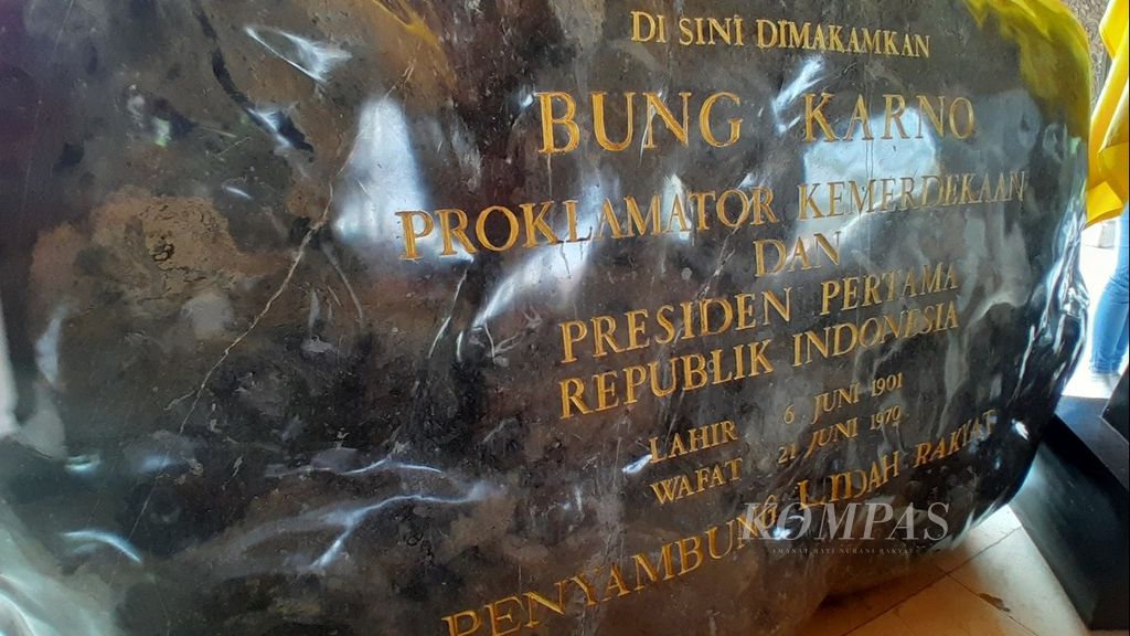 Presiden Pertama RI itu lahir di Surabaya, 6 Juni 1901, dan wafat pada 21 Juni 1970, seperti terlihat dalam prasasti yang terdapat di makam Sang Proklamator, di Kelurahan Bendogerit, Kecamatan Sananwetan, Kota Blitar, Jawa Timur, Rabu (21/6/2023).