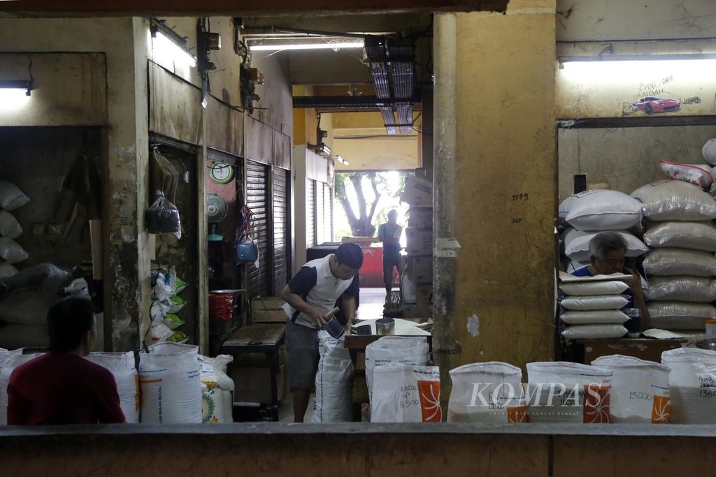 Pedagang beras menunggu pembeli di Pasar Kebayoran Lama, Jakarta, Minggu (4/2/2024). Harga beras yang masih bertahan tinggi, bahkan cenderung naik lagi, telah memicu inflasi selama enam bulan berturut-turut. 