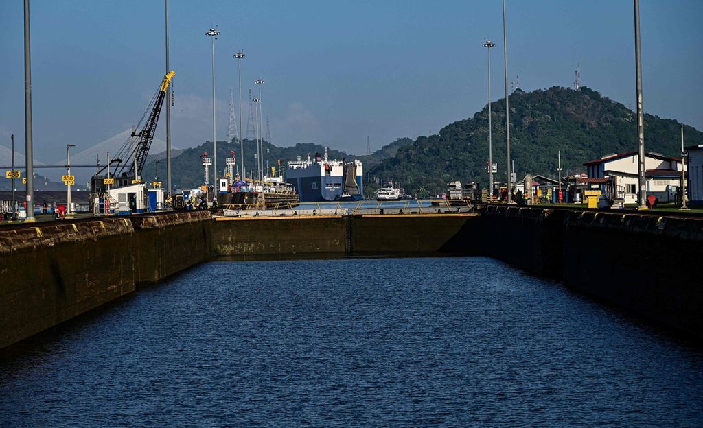 Pemandangan dari pintu air Miraflores pada Terusan Panama, di Panama, 10 Januari 2024. Kekeringan membuat pengelola Terusan Panama membatasi jumlah kapal yang melintas. 