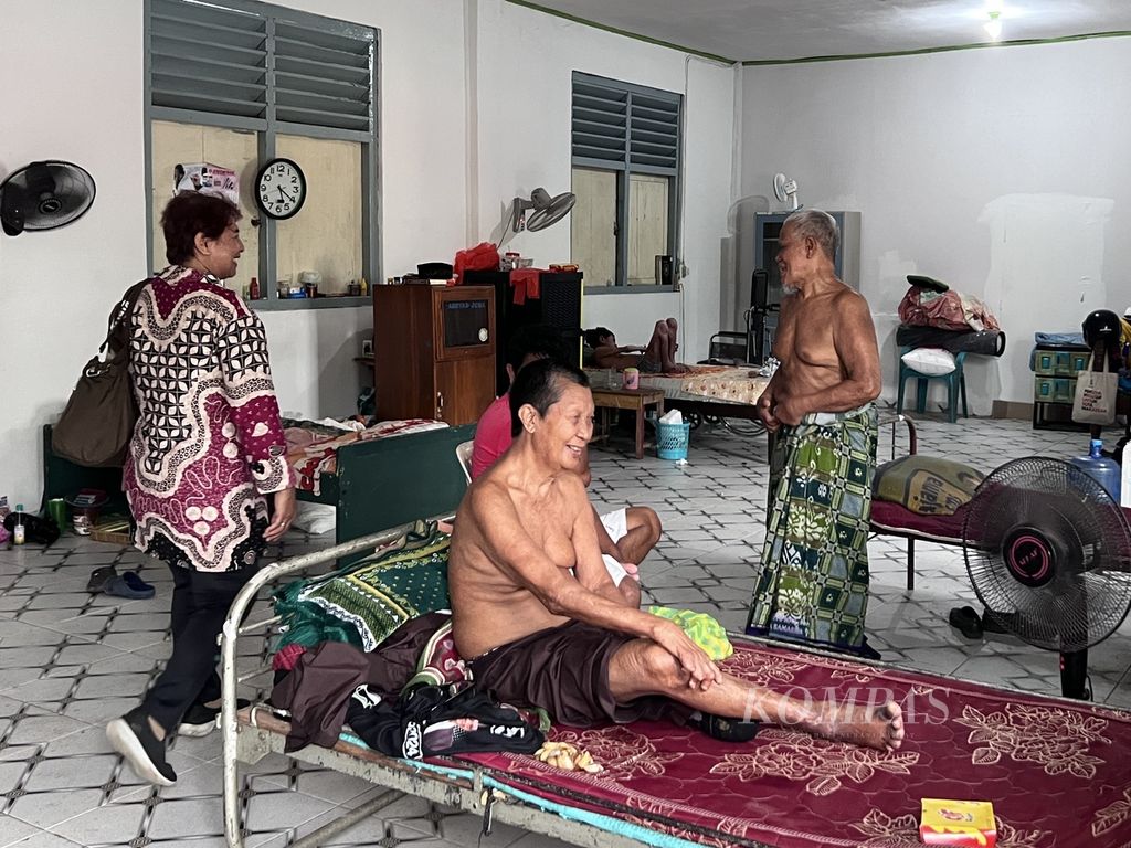 Sierli Natar memeriksa pasien kusta di Kompleks Kusta Jongaya, Makassar, Sulsel, Jumat (8/3/2024).