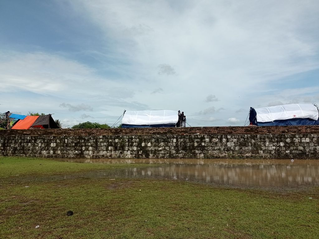 Pengungsian korban banjir di Keraton Surosowan di Kawasan Wisata Banten Lama, Kota Serang, Banten, Rabu (2/3/2022).