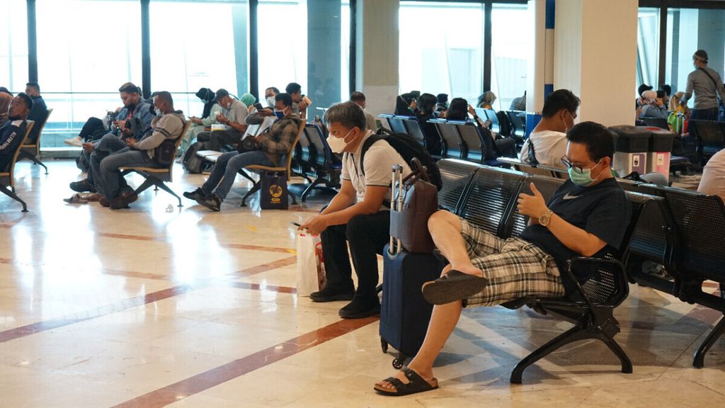 Sejumlah penumpang bersiap melakukan perjalanan dengan moda pesawat di Bandara Juanda, Jumat (20/11/2021). 