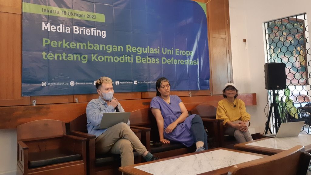 Diskusi media terkait perkembangan regulasi Uni Eropa tentang komoditas bebas deforestasi yang diselenggarakan Kaoem Telapak di Jakarta, Selasa (18/10/2022). 