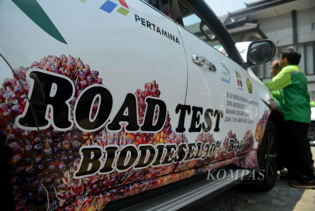 Kendaraan pribadi bermesin diesel mengikuti rangkaian uji coba bahan bakar biodiesel B30 di Kantor Dinas Energi dan Sumber Daya Mineral Provinsi Jawa Tengah, Kota Semarang, Rabu (18/9/2019). Uji coba yang dilakukan dengan berbagai jenis kendaraan tersebut untuk melihat kelebihan dan kekurangan dari produk B30 untuk tahap penyempurnaan selanjutnya.