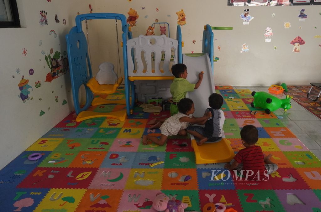 Anak balita penderita tengkes bermain di Rumah Pelita, Kelurahan Manyaran, Kecamatan Semarang Barat, Kota Semarang, Jawa Tengah, Selasa (10/10/2023). 