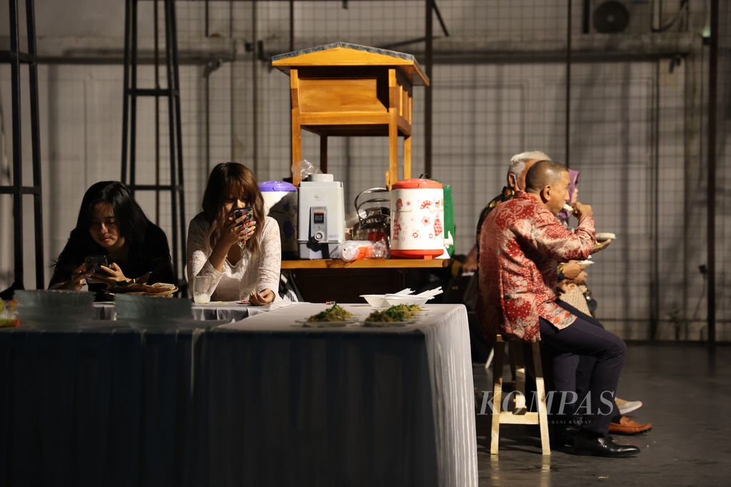 Perwakilan perusahaan media menyantap makanan dari warung angkringan sebelum mengikuti acara SPS Awards ke-13 di Jogja National Museum, Yogyakarta, Selasa (29/3/2022) malam. 