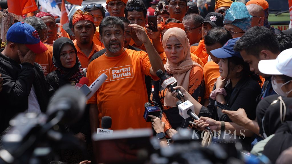 Presiden Partai Buruh Said Iqbal memberikan keterangan pers dalam aksi unjuk rasa kader dan simpatisan Partai Buruh di sekitar Patung Kuda Arjuna Wiwaha, Jakarta Pusat, Sabtu (14/1/2022). 