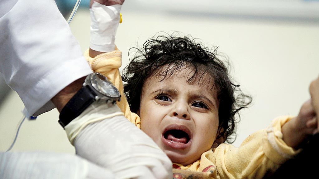 Seorang bocah diperiksa di sebuah rumah sakit di Sana\'a, Yaman, karena diduga terinfeksi kolera, Senin (15/5). Penyakit kolera tengah melanda negara yang masih didera konflik bersenjata itu.