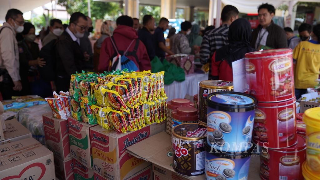 Bermacam barang kebutuhan dijual dalam acara Gerakan Pangan Murah di halaman Balai Kota DKI Jakarta, Jakarta Pusat, Senin (17/4/2023).