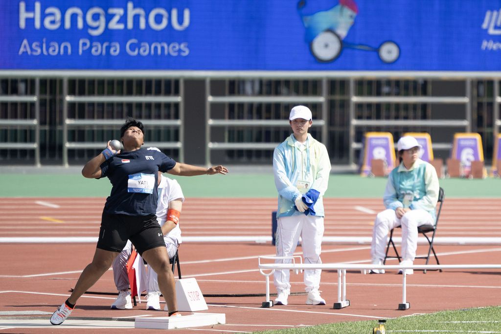 Suparni Yati, atlet atletik paralimpiade nomor tolak peluru klasifikasi F20 atau keterbatasan intelektual, meraih medali perak pada hari pertama Asian Para Games 2022 di Huanglong Sport Centre, Senin (23/10/2023).