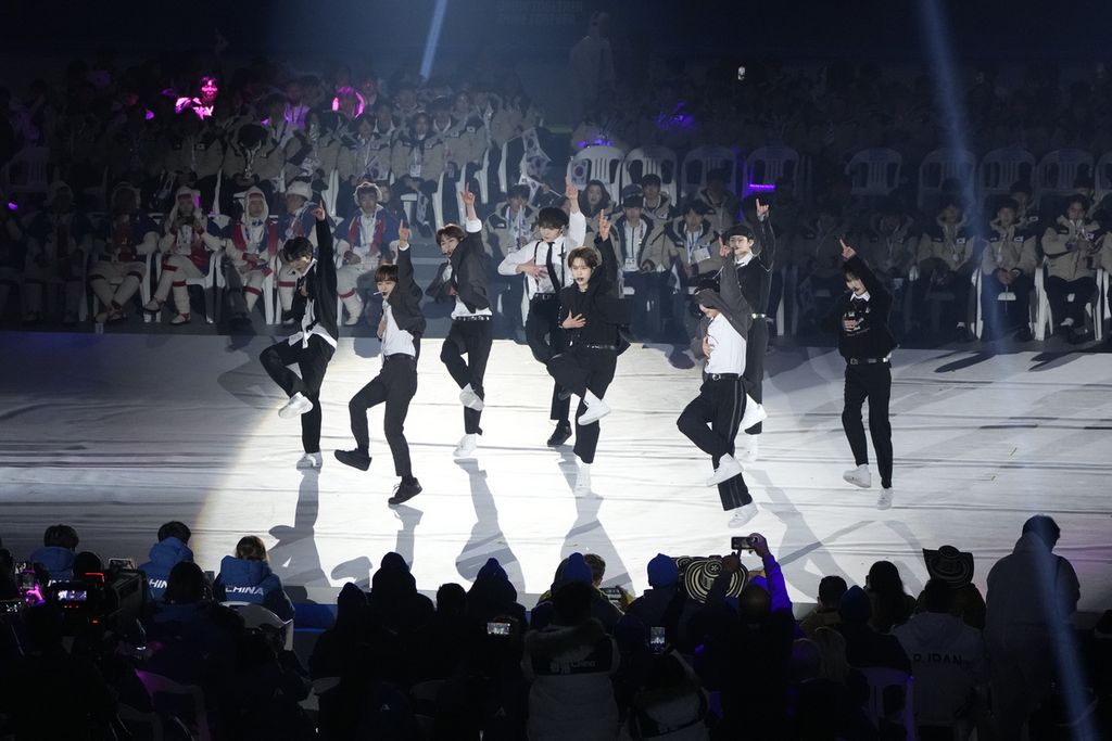 Kelompok musik K-Pop, LUN8, tampil di acara pembukaan Olimpiade Musim Dingin Pemuda Gangwon 2024 di Korea Selatan, 19 Januari 2024.