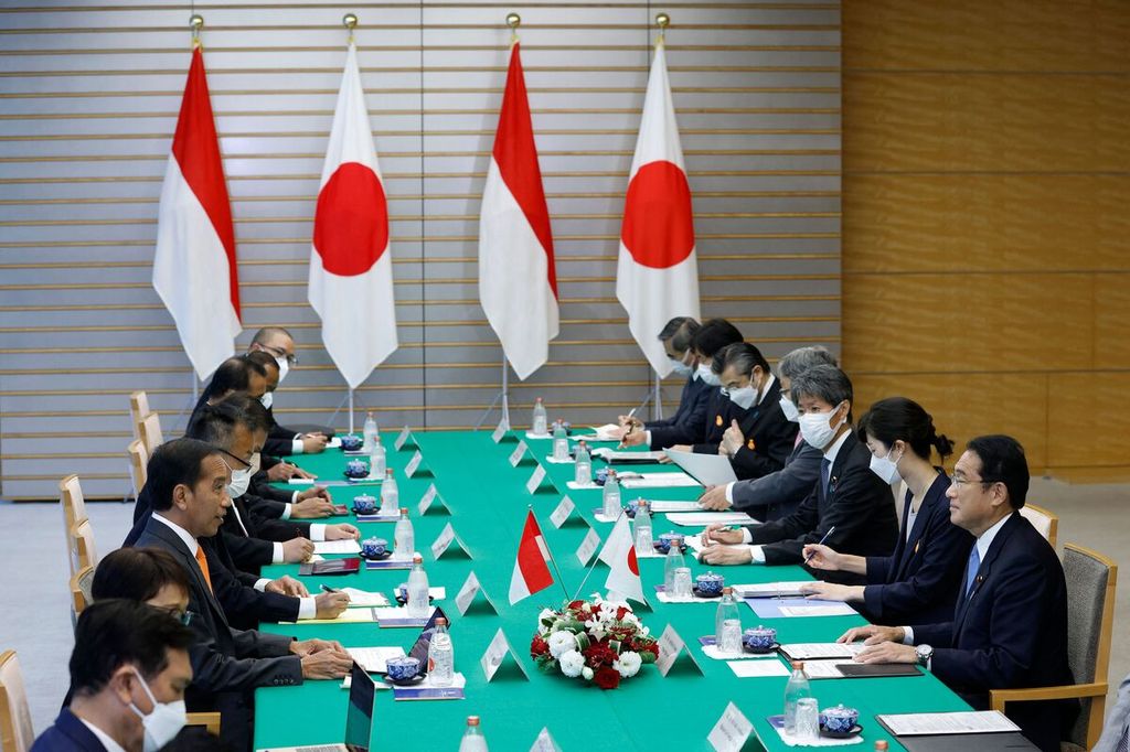 Presiden Joko Widodo dan delegasi Indonesia menggelar pertemuan dengan PM Jepang Fumio Kishida (kanan) di kediaman resmi perdana menteri di Tokyo, Jepang, Rabu (27/7/2022). 