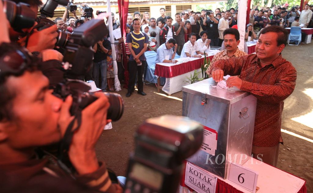 Prabowo Subianto, cawapres pasangan Megawati Soekarnoputri, menggunakan hak suaranya di TPS 1 Bojong Koneng, Babakan Madang, Bogor, Jawa Barat, Rabu (8/7/2009).