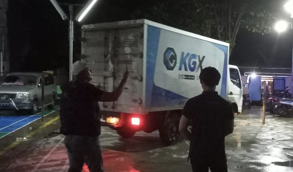 Kendaraan milik Kompas Gramedia Ekspress mengangkut bantuan paket bahan makanan untuk pengungsi korban banjir Makassar, Jumat (17/2/2023) malam. Bantuan didistribusikan di empat posko pengungsian.
