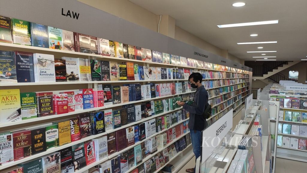 Pengunjung memilih buku di ruang penjualan buku toko buku Gramedia Bali Teuku Umar, Kota Denpasar, setelah toko buku dibuka, Sabtu (24/6/2023). Toko buku dan alat tulis Gramedia Bali Teuku Umar menempati gedung tiga lantai. 