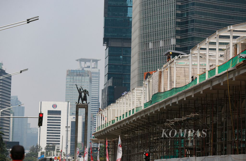 Aktivitas pekerja di proyek revitalisasi halte bus Transjakarta di kawasan Bundaran Hotel Indonesia, Jakarta Pusat, Kamis (25/8/2022). Pengerjaan ini merupakan bagian dari proyek revitalisasi 46 halte Transjakarta yang dimulai sejak April 2022.