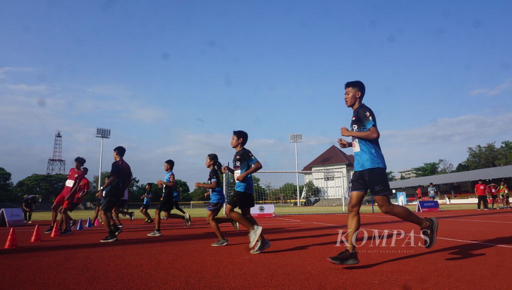 Para pelari muda menjajal <i>bleep test</i> dalam gelaran The Tour, di Stadion Sriwedari, Kota Surakarta, Jawa Tengah, Minggu (28/8/2022). Itu merupakan ajang pembuka dari gelaran tahunan Borobudur Marathon. Lewat tes lari tersebut, diharapkan bisa mengetahui kondisi kebugaran dari masing-masing pelari muda. 